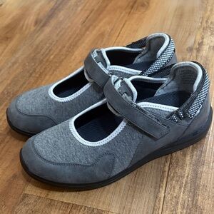 Drew gray Mary Jane Buttercup Dual Adjustable Strap walking shoes size 7.5 W